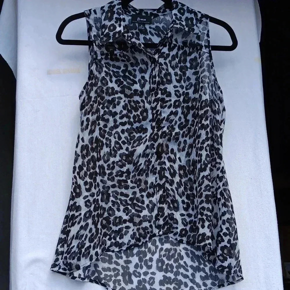 Women's Byer California animal leopard S sheer collared sleeveless button-up - Picture 5 of 7